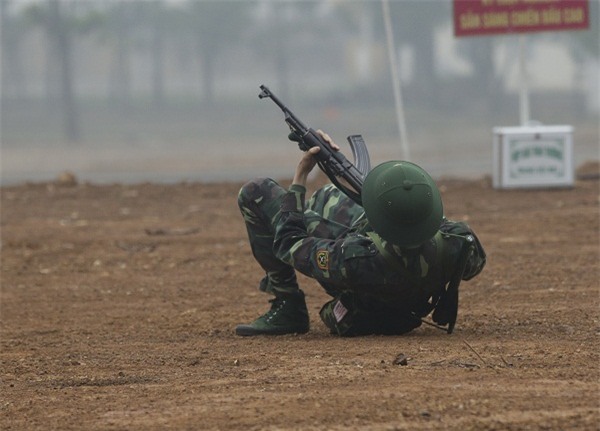 Huy Cung giật nảy người khi bắn súng khiến Khắc Việt cười 'không ngậm được miệng'-5