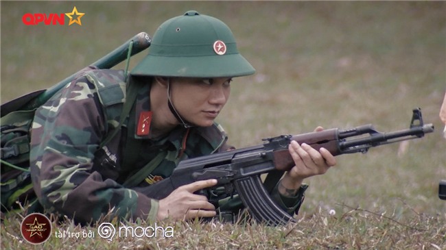 Huy Cung giật nảy người khi bắn súng khiến Khắc Việt cười 'không ngậm được miệng'-6