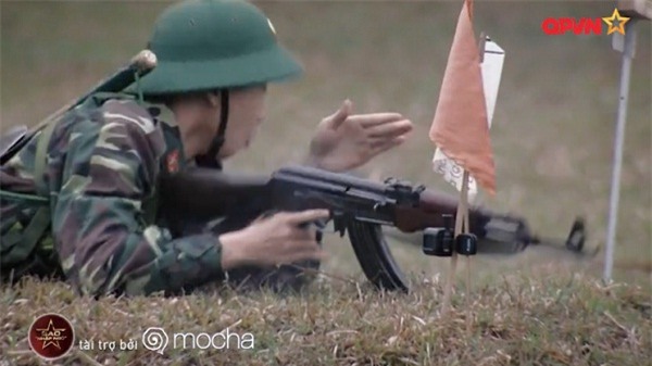 Huy Cung giật nảy người khi bắn súng khiến Khắc Việt cười 'không ngậm được miệng'-8