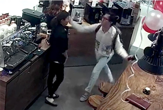 Vi sao Khanh Casa khong truc tiep gap, xin loi nu nhan vien bi tat? hinh anh 1