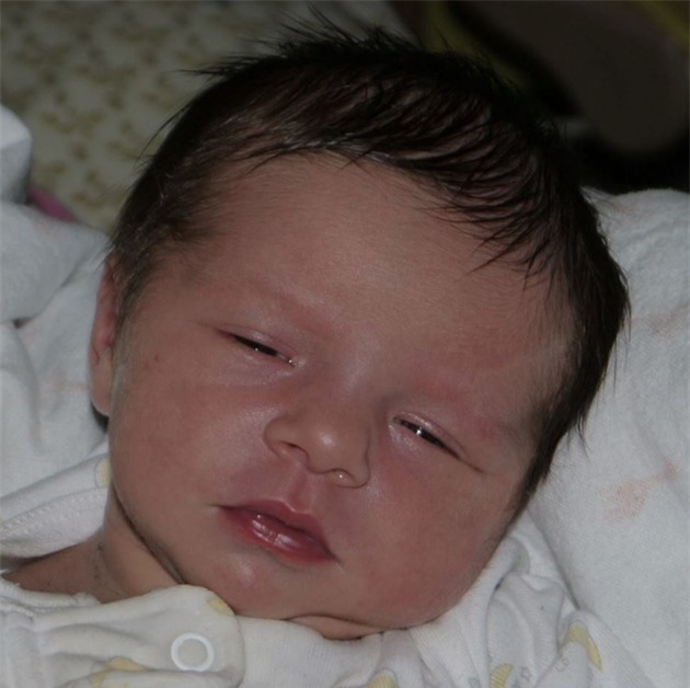 Con gái mỗi tối ngủ chỉ 1 tiếng rưỡi, bố mẹ linh cảm chuyện chẳng lành cho đến khi phát hiện con mắc bệnh hiếm - Ảnh 1.