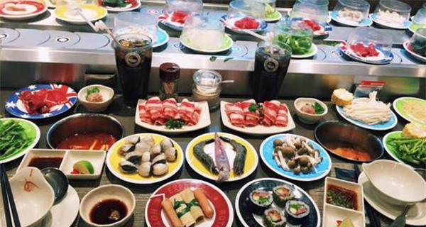 Tại sao các quán buffet, lẩu băng chuyền như King BBQ, Kichi Kichi… khách ăn thoả thích nhưng nhà hàng vẫn lãi? - Ảnh 1.