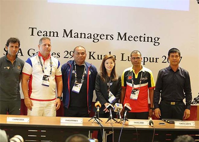 Nữ trưởng đoàn xinh đẹp U22 Thái Lan giữa "vòng vây" 5 người đàn ông - 1