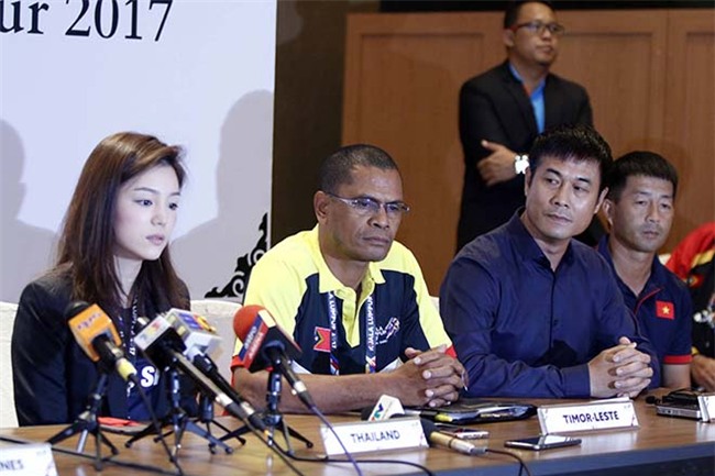 Nữ trưởng đoàn xinh đẹp U22 Thái Lan giữa "vòng vây" 5 người đàn ông - 3