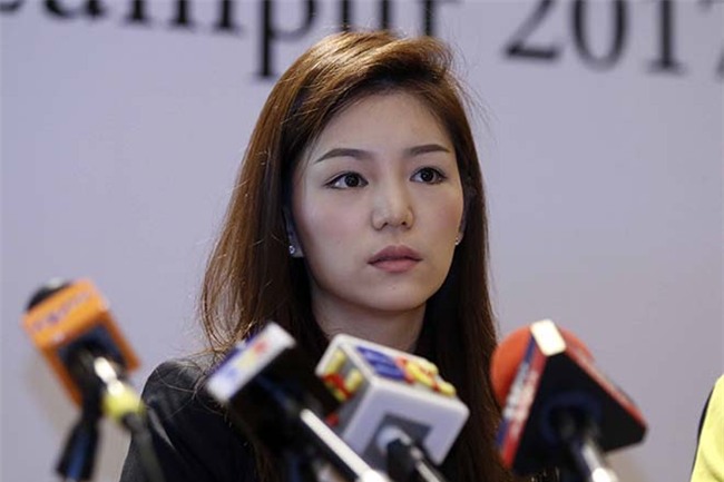 Nữ trưởng đoàn xinh đẹp U22 Thái Lan giữa "vòng vây" 5 người đàn ông - 4