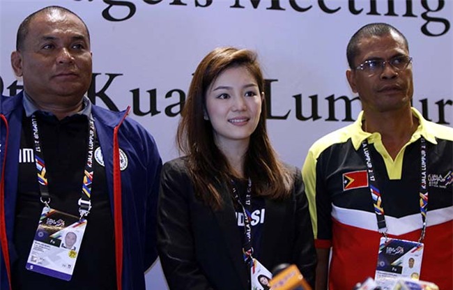 Nữ trưởng đoàn xinh đẹp U22 Thái Lan giữa "vòng vây" 5 người đàn ông - 6