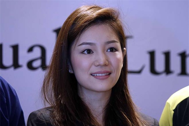 Nữ trưởng đoàn xinh đẹp U22 Thái Lan giữa "vòng vây" 5 người đàn ông - 7