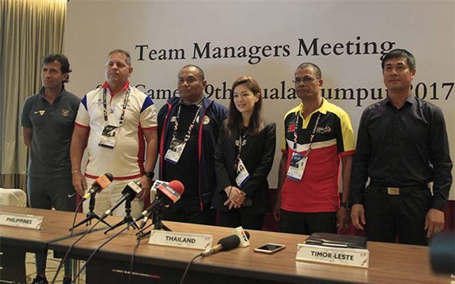 Nữ trưởng đoàn xinh đẹp U22 Thái Lan giữa "vòng vây" 5 người đàn ông - 8