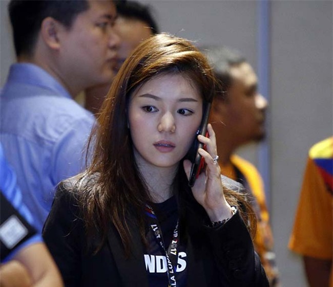 Nữ trưởng đoàn xinh đẹp U22 Thái Lan giữa "vòng vây" 5 người đàn ông - 9