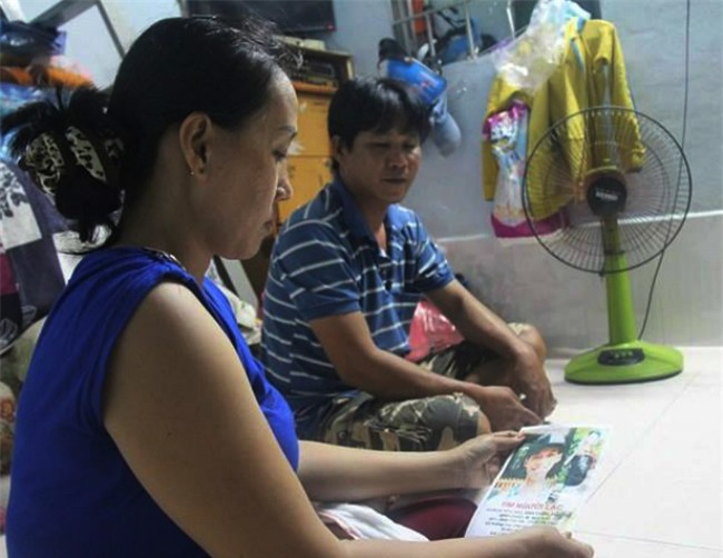 suot 2 thang rong, cha me ngheo bo viec di tim con trai tam than that lac - 1