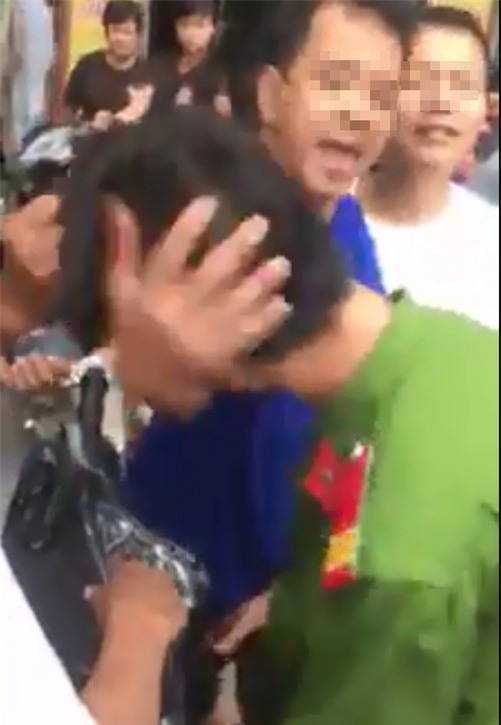 Thanh nien bi nguoi dan bao vay, tat la cong an nghia vu hinh anh 1