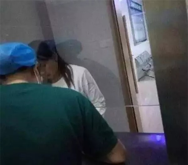 be gai 3 tuoi bi bong da dau, kim dam chi chit o bung tu nhung lan tra tan da man cua me ke - 3