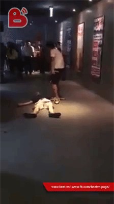 Xôn xao clip nam thanh niên vừa nhảy múa la hét vừa kéo lê người bạn ngất xỉu trên sàn rạp chiếu phim ở Sài Gòn - Ảnh 2.