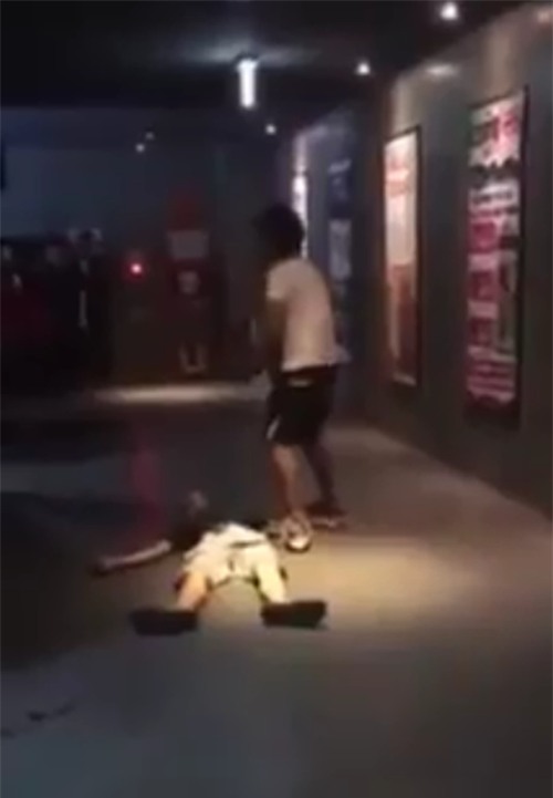 Xôn xao clip nam thanh niên vừa nhảy múa la hét vừa kéo lê người bạn ngất xỉu trên sàn rạp chiếu phim ở Sài Gòn - Ảnh 3.