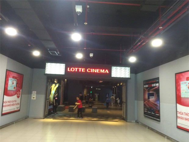 Xôn xao clip nam thanh niên vừa nhảy múa la hét vừa kéo lê người bạn ngất xỉu trên sàn rạp chiếu phim ở Sài Gòn - Ảnh 4.