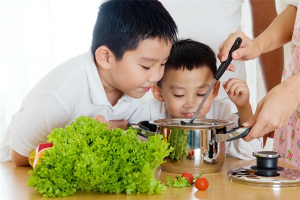 bac si chi cach chua leo, chap o mat cho tre bang rau xanh - 2