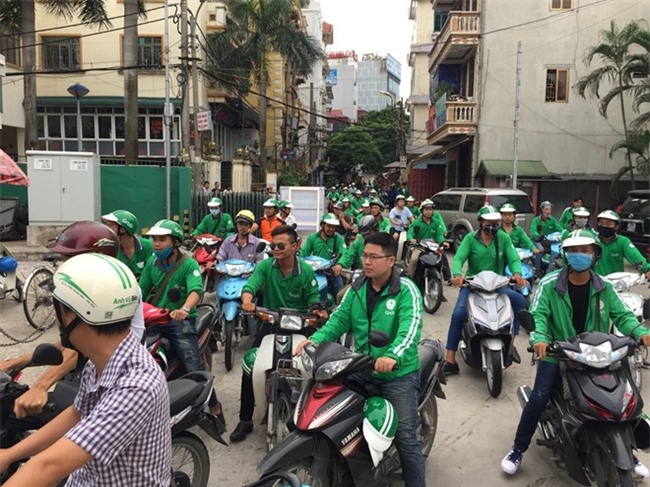 Tai xe GrabBike keu goi tat ung dung de phan doi hang tang chiet khau hinh anh 3