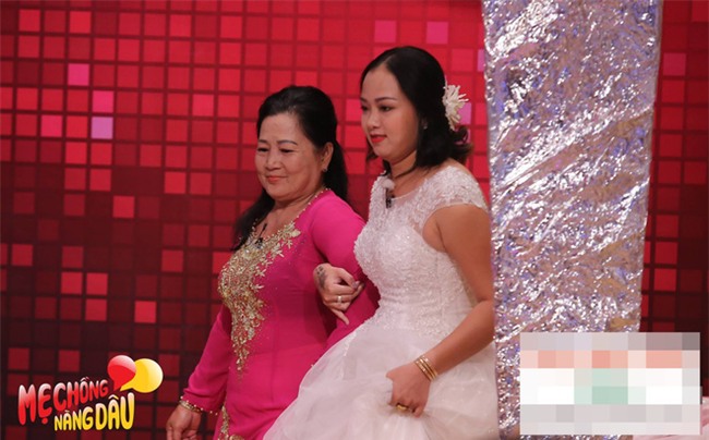 Mẹ chồng phúc hậu này khiến ai cũng xúc động vì thương yêu con dâu đã có con riêng - Ảnh 1.