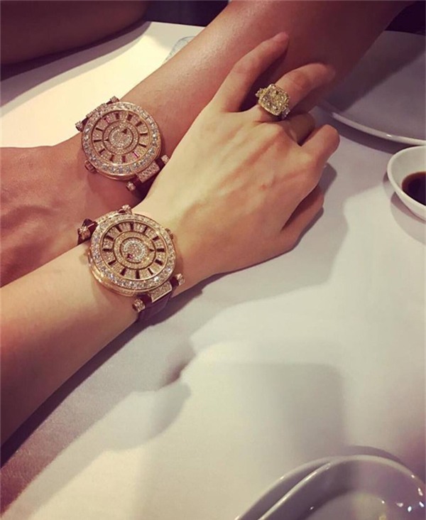 Đồng hồ đôi của cô và chồng thuộc hãng Franck Muller Double Mystery Ronde có giá 49,675USD (hơn 1 tỷ đồng). - Tin sao Viet - Tin tuc sao Viet - Scandal sao Viet - Tin tuc cua Sao - Tin cua Sao