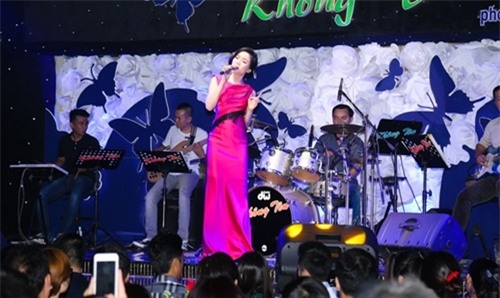 Lệ Quyên còn&nbsp;là bà chủ của một phòng trà nức tiếng Sài Gòn. Đây là nơi trở thành điểm biểu diễn của nhiều ca sĩ nổi tiếng như Đàm Vĩnh Hưng, Dương Triệu Vũ, Mỹ Tâm,… - Tin sao Viet - Tin tuc sao Viet - Scandal sao Viet - Tin tuc cua Sao - Tin cua Sao