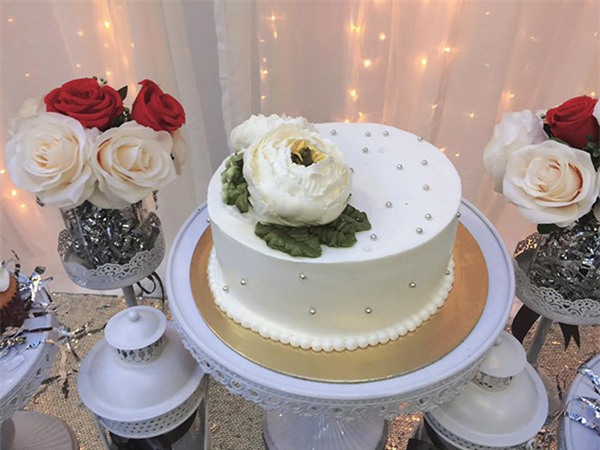 ky niem 5 thang cuoi, “hotgirl dan toc” duoc chong bi mat thue biet thu to chuc tiec sieu lang man - 10