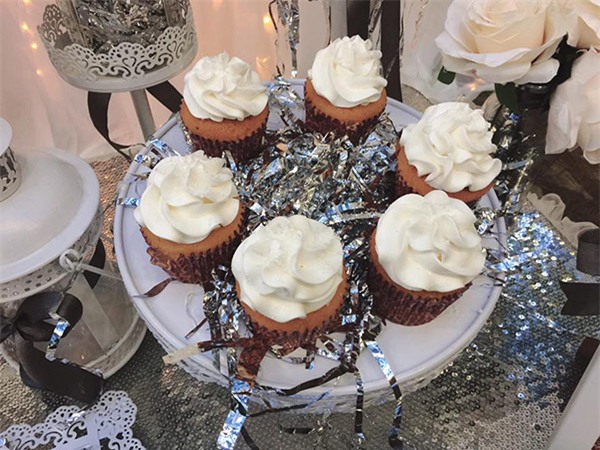 ky niem 5 thang cuoi, “hotgirl dan toc” duoc chong bi mat thue biet thu to chuc tiec sieu lang man - 12