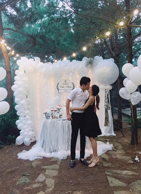 ky niem 5 thang cuoi, “hotgirl dan toc” duoc chong bi mat thue biet thu to chuc tiec sieu lang man - 2