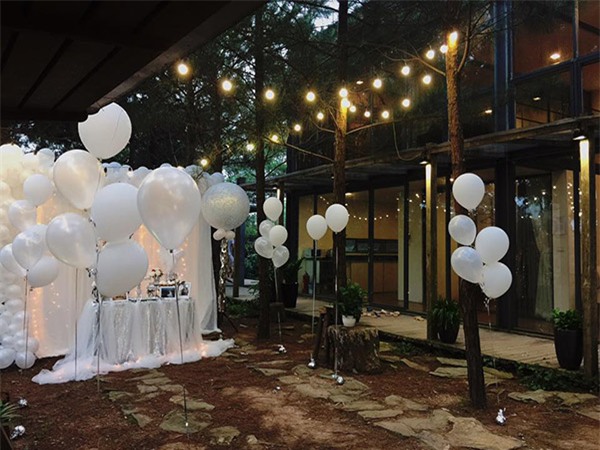 ky niem 5 thang cuoi, “hotgirl dan toc” duoc chong bi mat thue biet thu to chuc tiec sieu lang man - 7