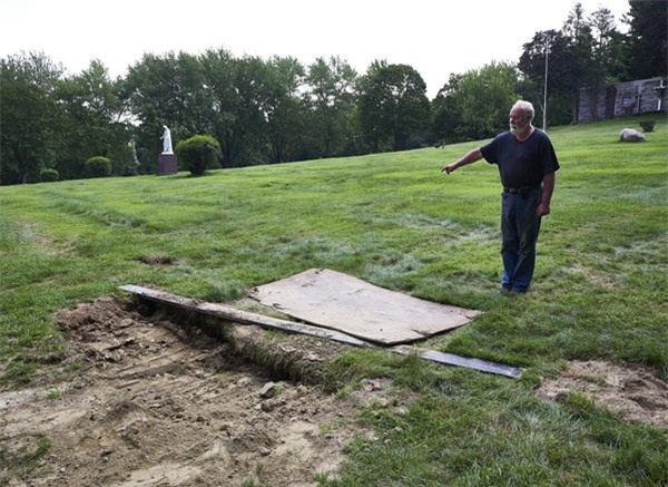 chon cat nguoi cha qua co, ca gia dinh 'lanh gay' khi thay ban chan dang phan huy tren quan tai - 2