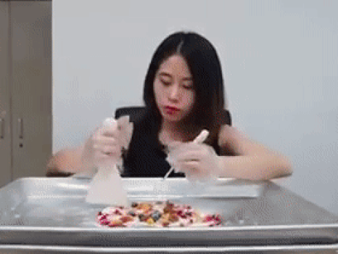 'Thánh ăn công sở' trổ tài làm kem bằng quạt tản nhiệt-1