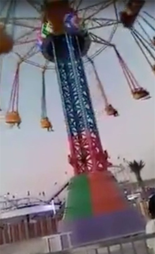 Đang chơi vui vẻ, chiếc vòng xoay trong công viên giải trí rơi tự do khiến 21 em nhỏ bị thương - Ảnh 2.