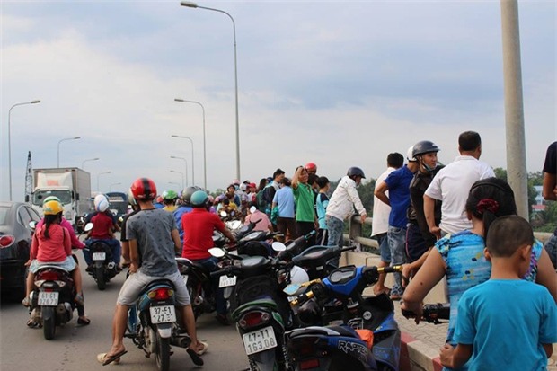 Cô gái ngây dại đứng nhìn người yêu gieo mình xuống sông Sài Gòn tự tử - Ảnh 2.