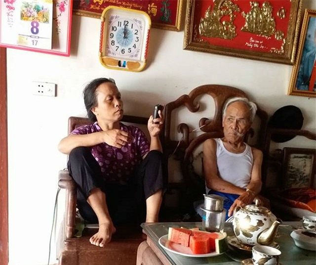 cuoc song hanh phuc cua cap vo chong chenh nhau 40 tuoi, 'tan do' tu cau noi dua - 5