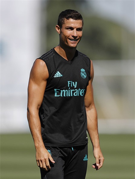 Ronaldo vui ve cuoi dua voi dong doi bat chap an phat hinh anh 1