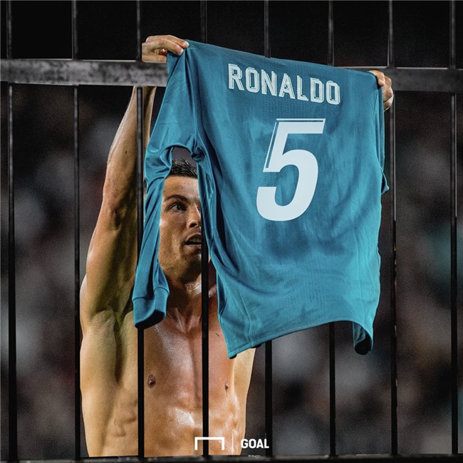 Ronaldo vui ve cuoi dua voi dong doi bat chap an phat hinh anh 5