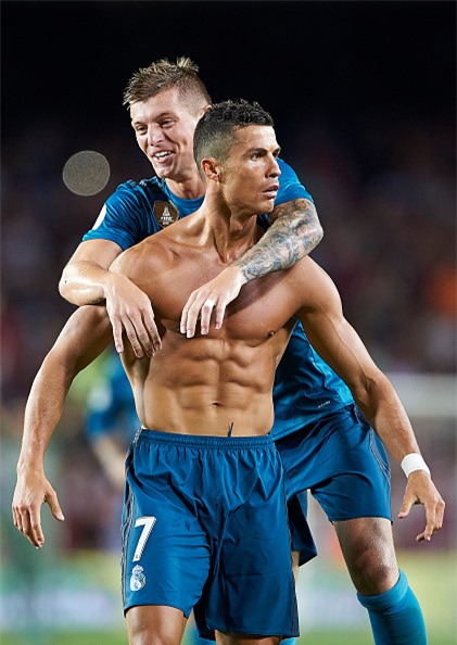 Ronaldo vui ve cuoi dua voi dong doi bat chap an phat hinh anh 7