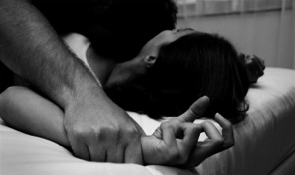 Người phụ nữ kinh hãi phát hiện bị chính chồng mình cưỡng hiếp và quay video trong lúc đang ngủ say (Ảnh minh họa)