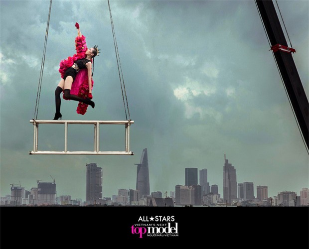 Vietnams Next Top Model photoshop kiểu mới: Chọn 1 hình nền rồi ghép tất cả thí sinh vào? - Ảnh 2.