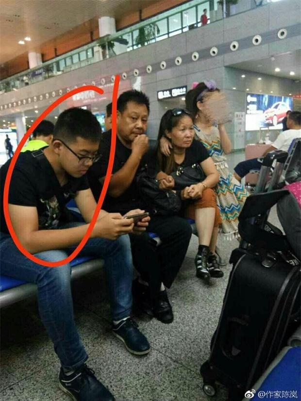 Cảnh sát truy tìm nam sinh viên ngang nhiên sờ soạng vòng một của bé gái vị thành niên giữa chốn đông người - Ảnh 1.