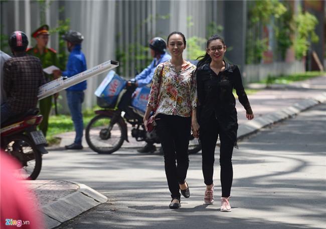 Hoa hau Phuong Nga, Thuy Dung xuat hien sau 45 ngay tai ngoai hinh anh 3