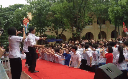 Clip thầy hiệu phó nhảy cực sung cùng học trò ngay giữa sân trường