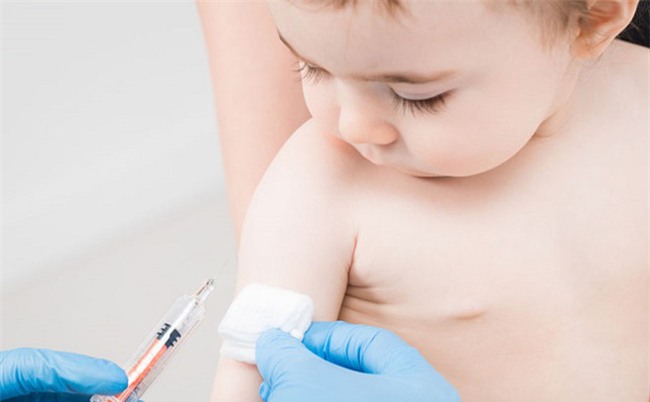 Sốt sau tiêm vaccine ở trẻ em: Kèm dấu hiệu nào thì nguy hiểm?
