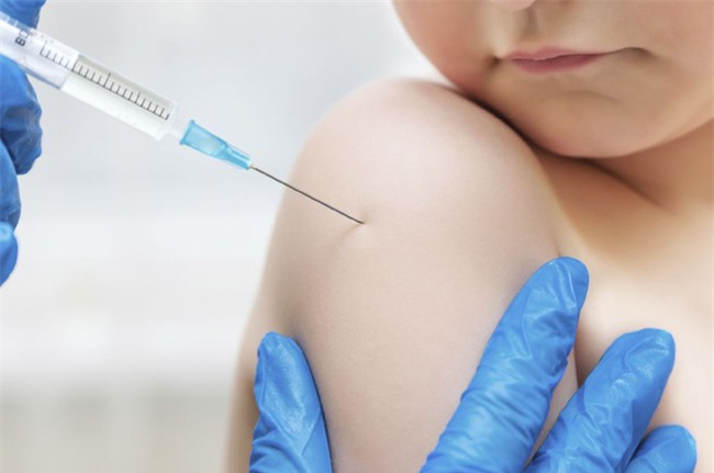 Sốt sau tiêm vaccine ở trẻ em: Kèm dấu hiệu nào thì nguy hiểm? - Ảnh 1.