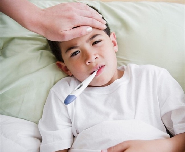 Sốt sau tiêm vaccine ở trẻ em: Kèm dấu hiệu nào thì nguy hiểm? - Ảnh 4.