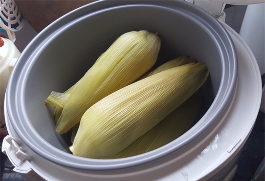 Nồi cơm điện thần thánh lắm, hết luộc gà, ủ sữa chua và giờ còn luộc được ngô nữa - Ảnh 2.