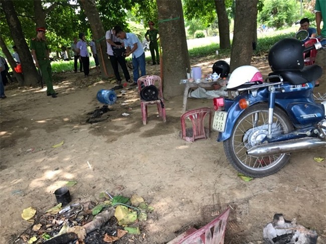 Nam thanh nien boc chay nhu ngon duoc trong cong vien hinh anh 1