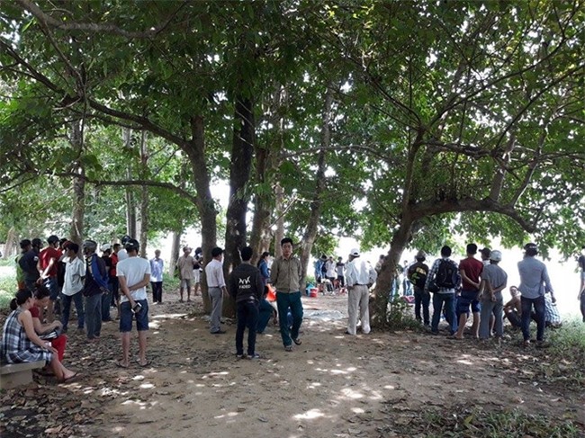 Nam thanh nien boc chay nhu ngon duoc trong cong vien hinh anh 2