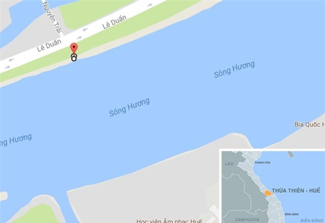 Nam thanh nien boc chay nhu ngon duoc trong cong vien hinh anh 3