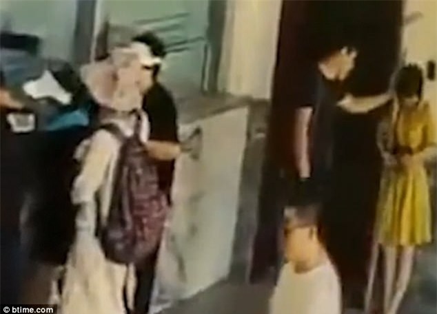 Rùng mình cảnh nam thanh niên đạp đầu, quật mạnh bạn gái xuống sàn, hàng chục người chứng kiến dửng dưng - Ảnh 1.