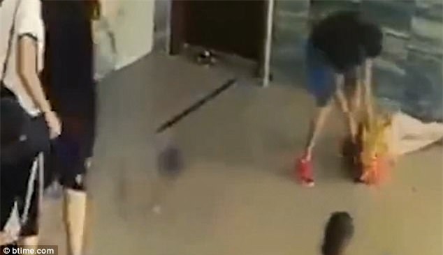 Rùng mình cảnh nam thanh niên đạp đầu, quật mạnh bạn gái xuống sàn, hàng chục người chứng kiến dửng dưng - Ảnh 2.